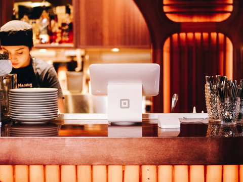 Chez Burger & Co, goûtez à des burgers d'exception, conçus pour les gourmands en quête de nouveauté.